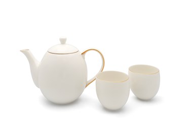 Giftset Canterbury 1.2l with 2 porcelain mugs,  white